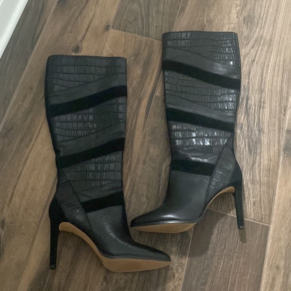 Vince Camuto Saraalan Black Leather Snakeprint Knee Boots - Picture 3 of 8